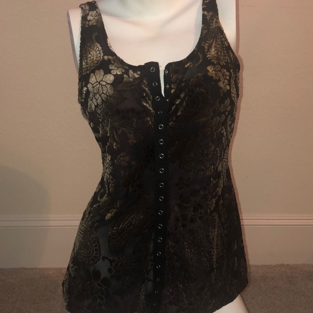 Sleeveless button down top